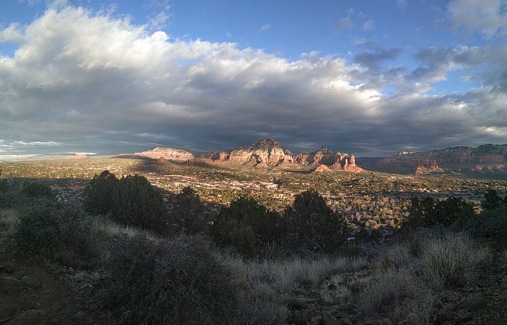 USA - Sedona, Arizona : Ciel nuageux et montagnes