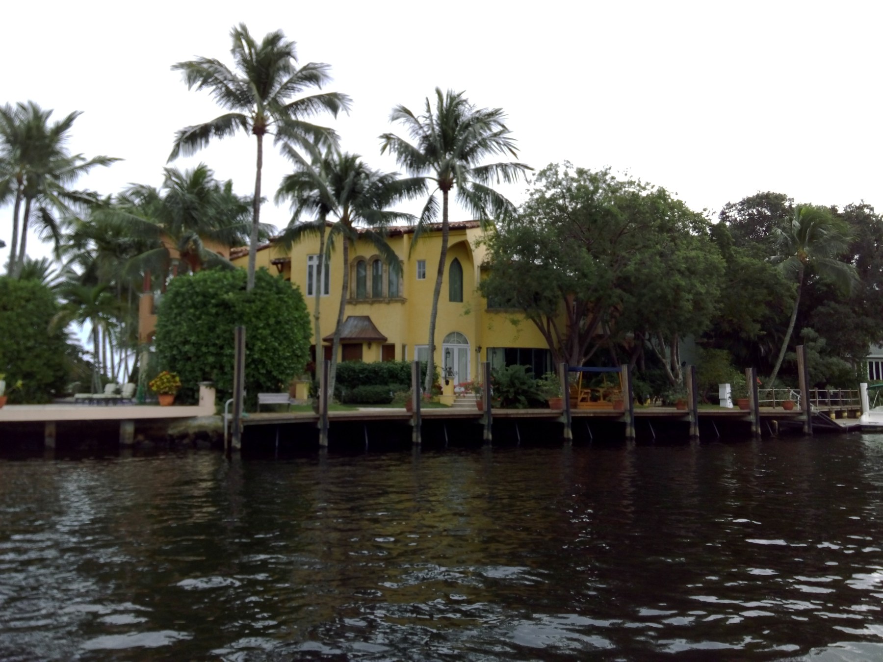 Maison jaune sur canal à Fort Lauderdale