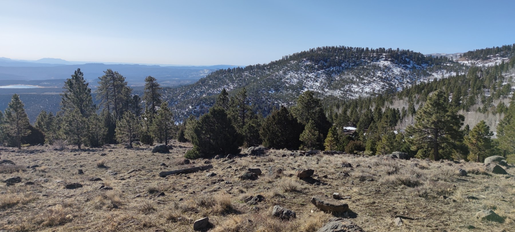 Vue sur les monts enneigés près de Lake Tahoe