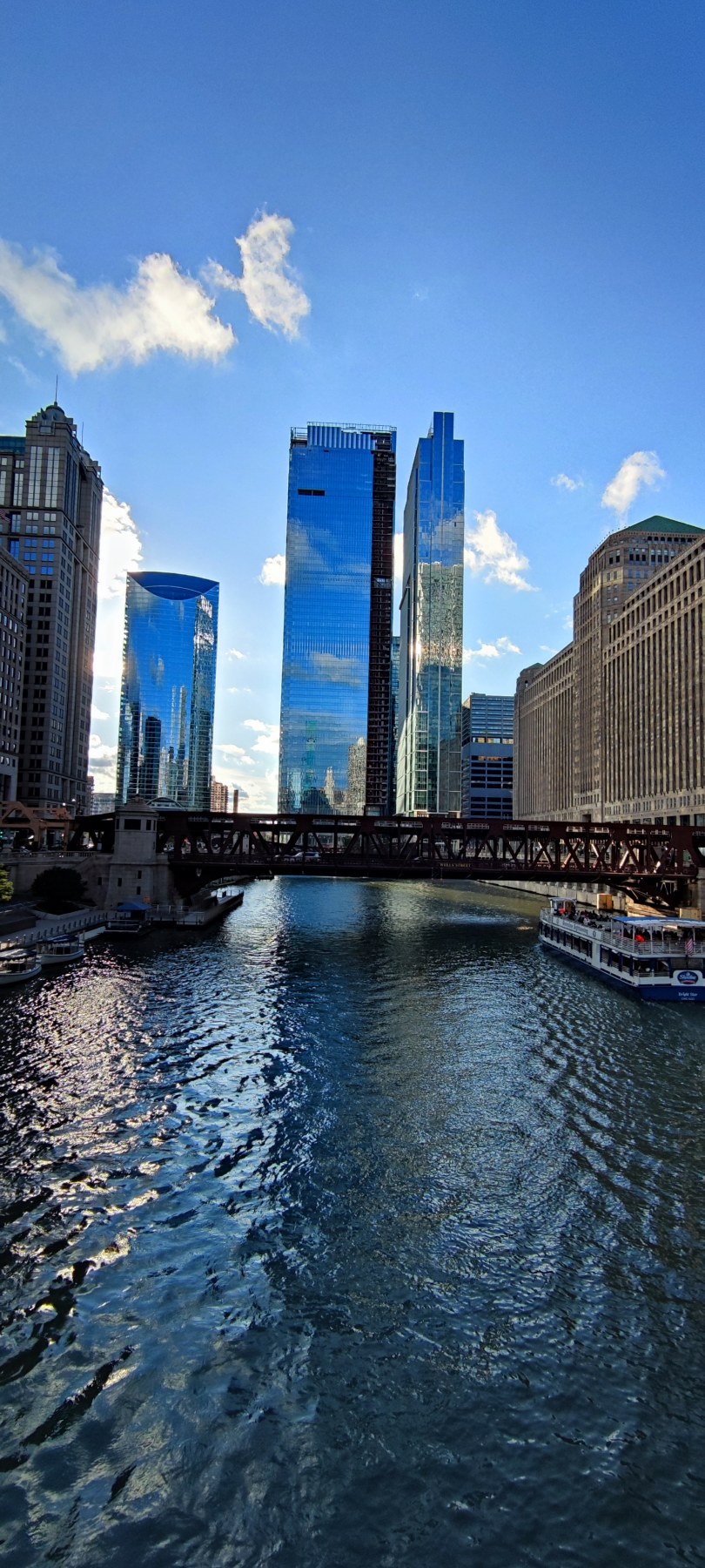 Chicago River avec les gratte-ciel
