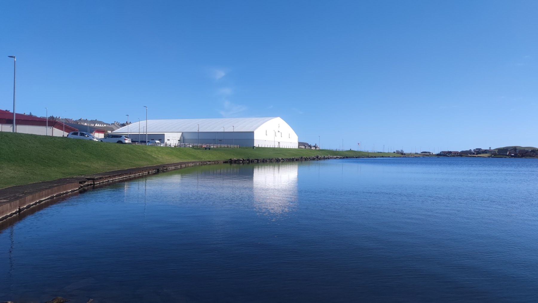 Dùn Eilean, Écosse – Bâtiment blanc au bord de l’eau