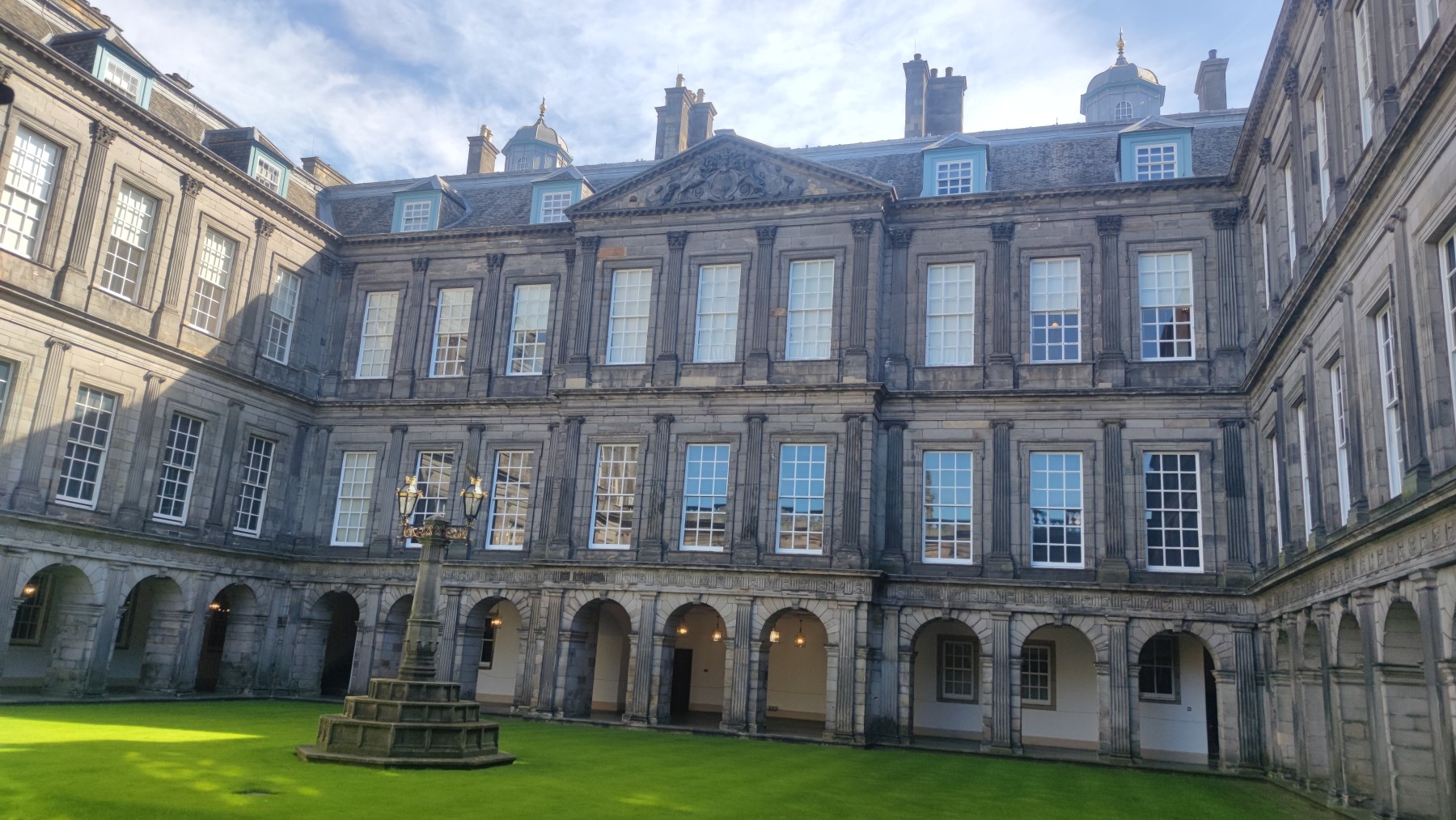 Cour intérieure de Holyroodhouse, Édimbourg