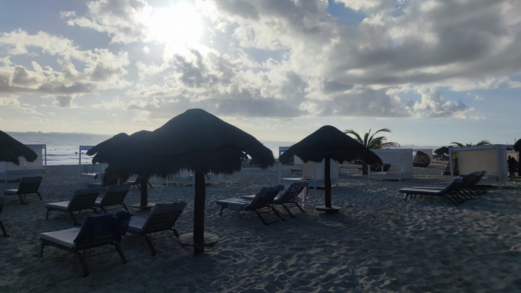 Plage de l'hotel au coucher du soleil
