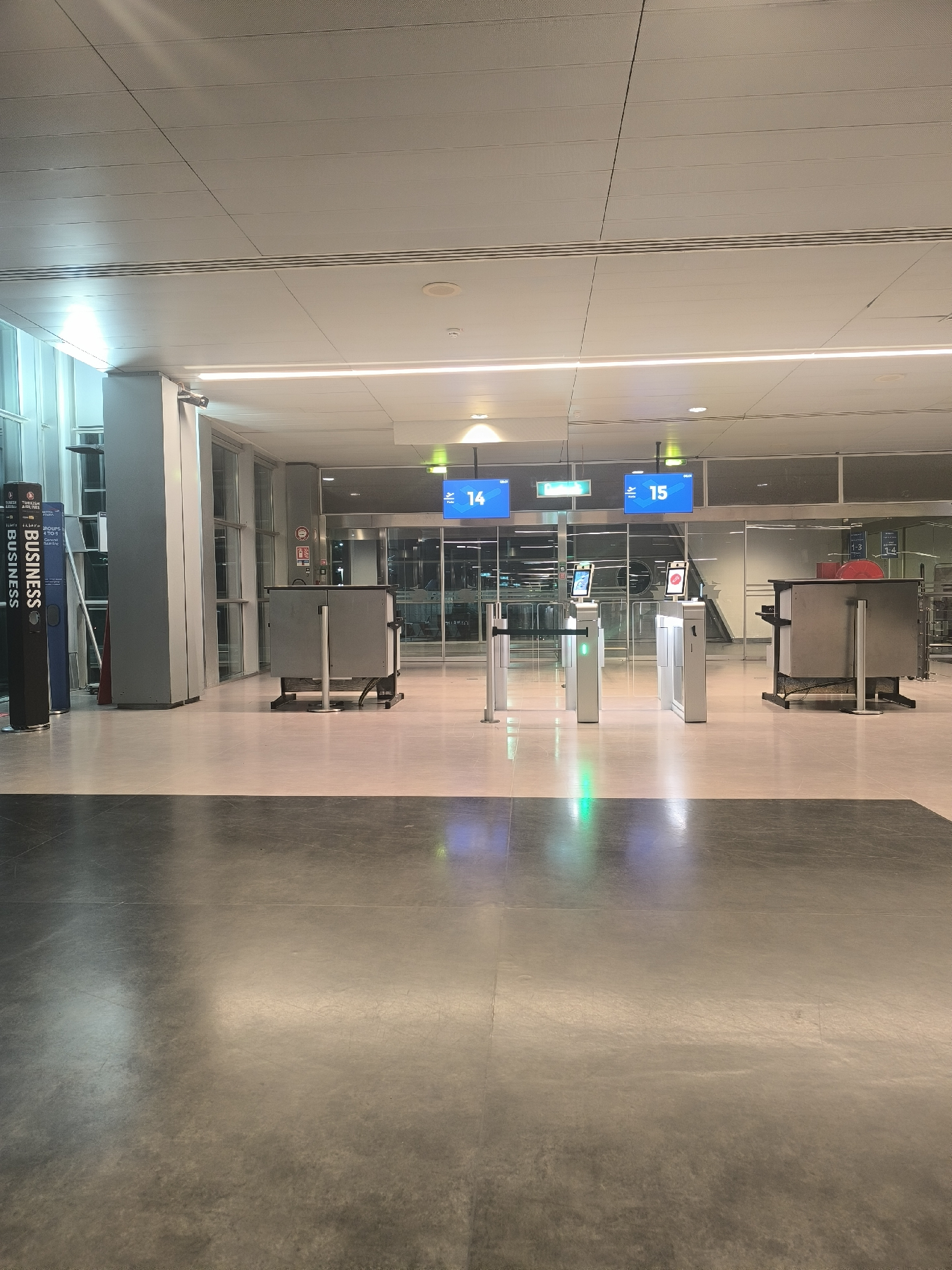 Terminal d'aéroport avant embarquement
