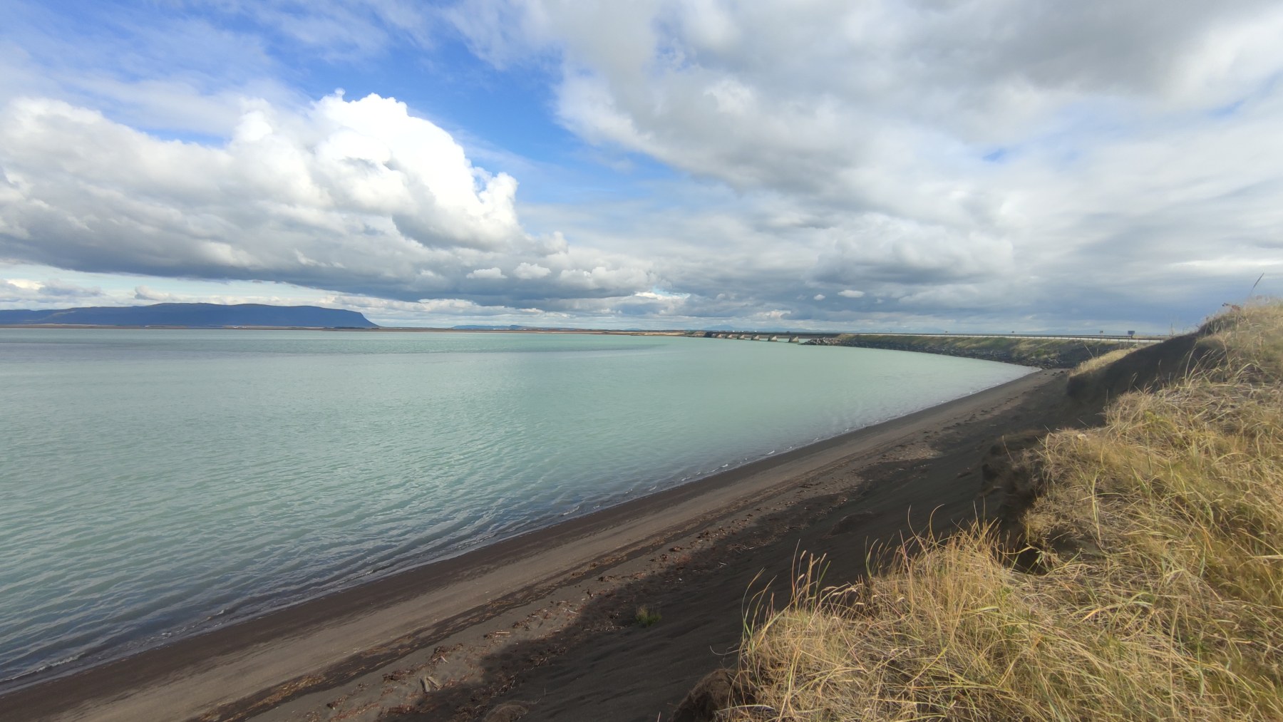 Plage noire et lac turquoise en Islande