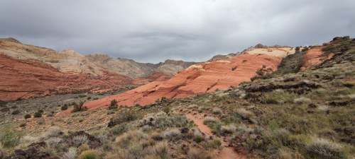 Chemin dans les roches rouges de Nevada