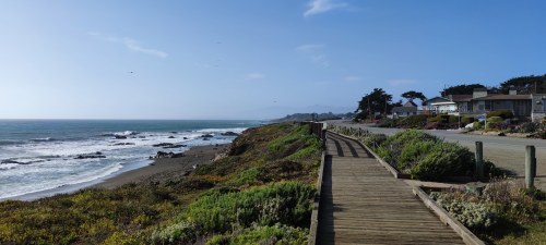 Promenade en bois à Big Sur, Californie