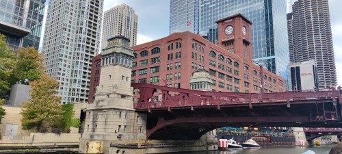 Pont rouge sur le canal de Chicago