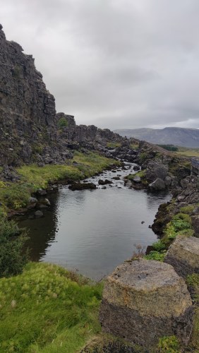 Rivière dans les roches islandaises